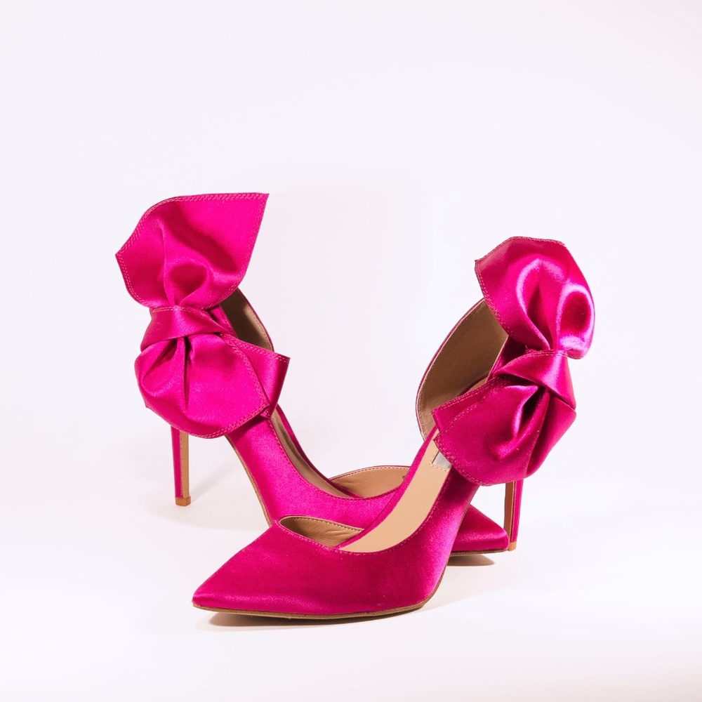Pink Satin Shoe with bow on lateral side. Size 7